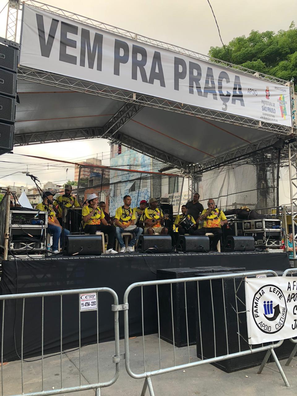 Imagem da banda no palco do coopera